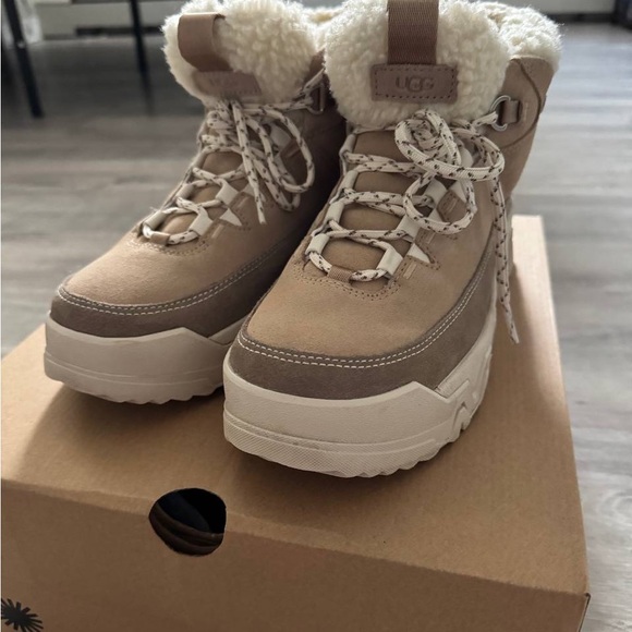 UGG Weatherproof Features Card - Picture 7 of 7